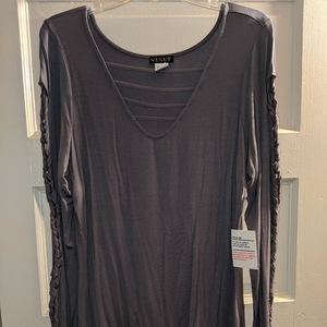 Cute gray top with stitched sleeves